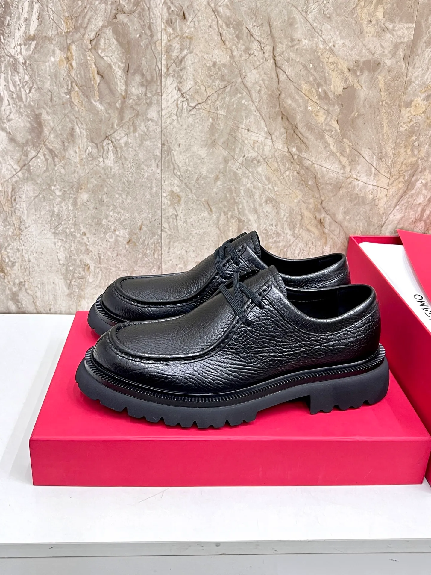 Original quality P780 Brand: Ferragamo Standard code: Men's code 39.40.41.42.43.44 Grade: Same style as the official website High-quality men's shoes Material: Customized first-layer calfskin with water-dyed cowhide lining Cowhide tiptoe Original non-slip and wear-resistant rubber outsole Style category: Men's formal business leather shoes are young and fashionable European and American trends British style Casual matching Comfortable feet Color: actual picture